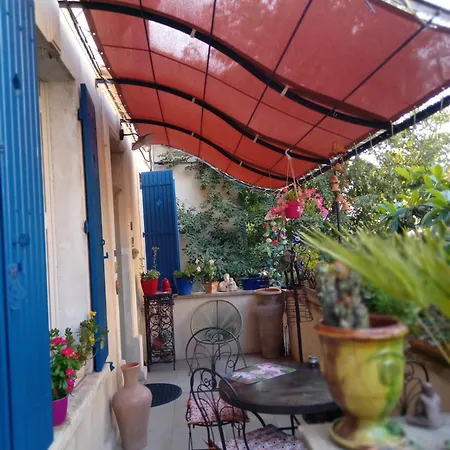 Tombe La Nefle Bed & Breakfast *